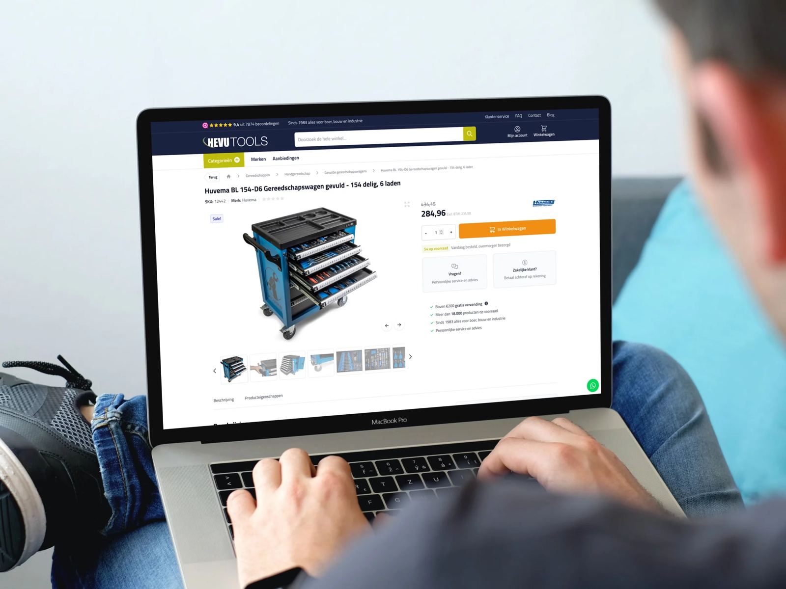 Iemand bekijkt een gereedschapswagen in de webshop van HEVU Tools op een laptop