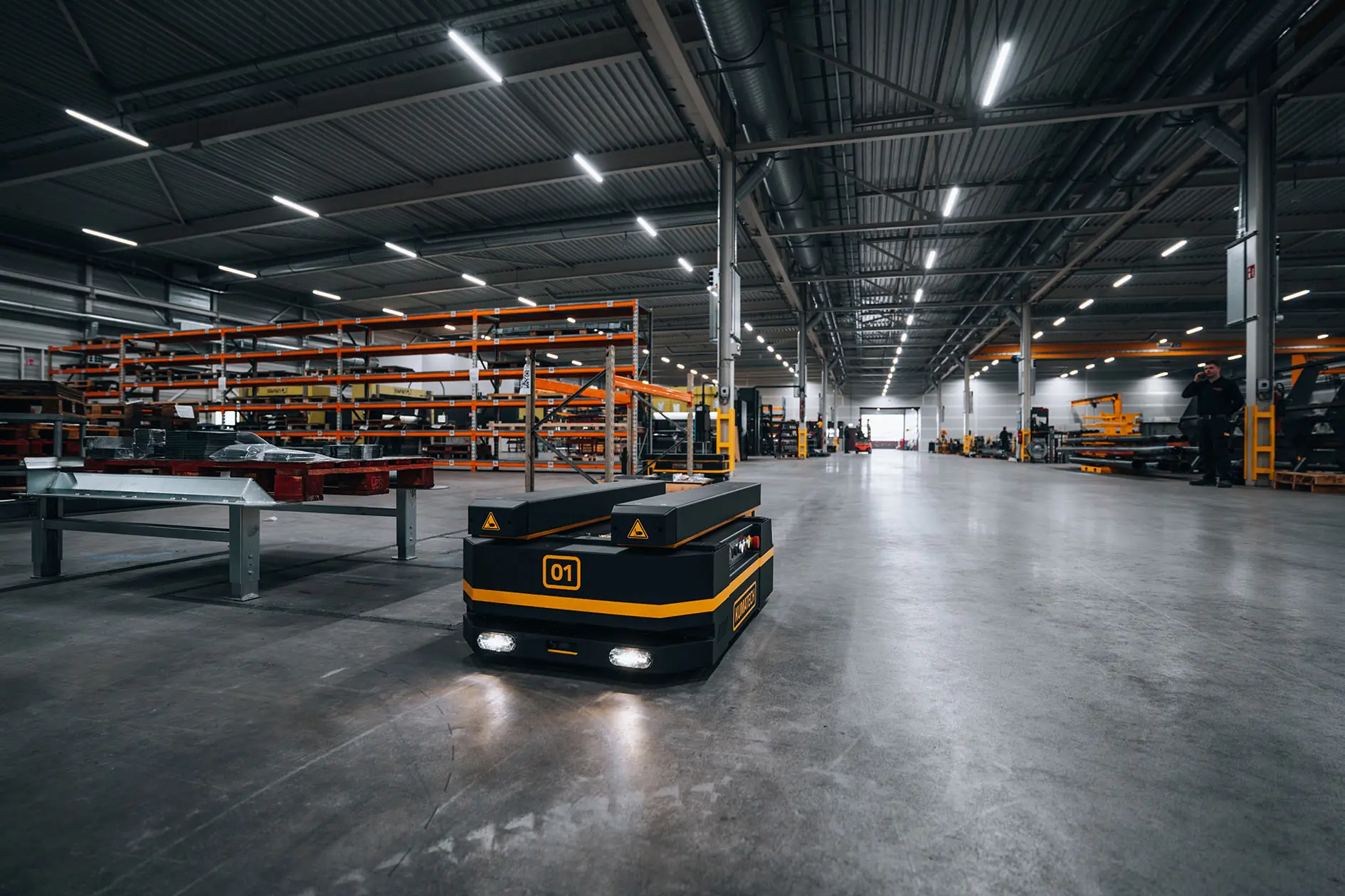 Magazijnhal met transportsystemen van Kumatech