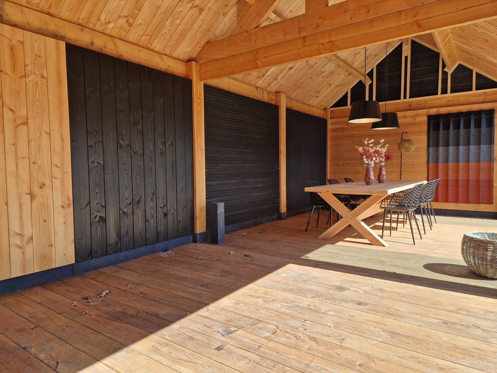 Overkapping met houten dak en donkere wanden, gekozen via de configurator van Tuinspecialist.nl